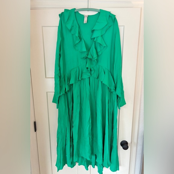 H&M Dresses & Skirts - Flounced H&M emerald green dress